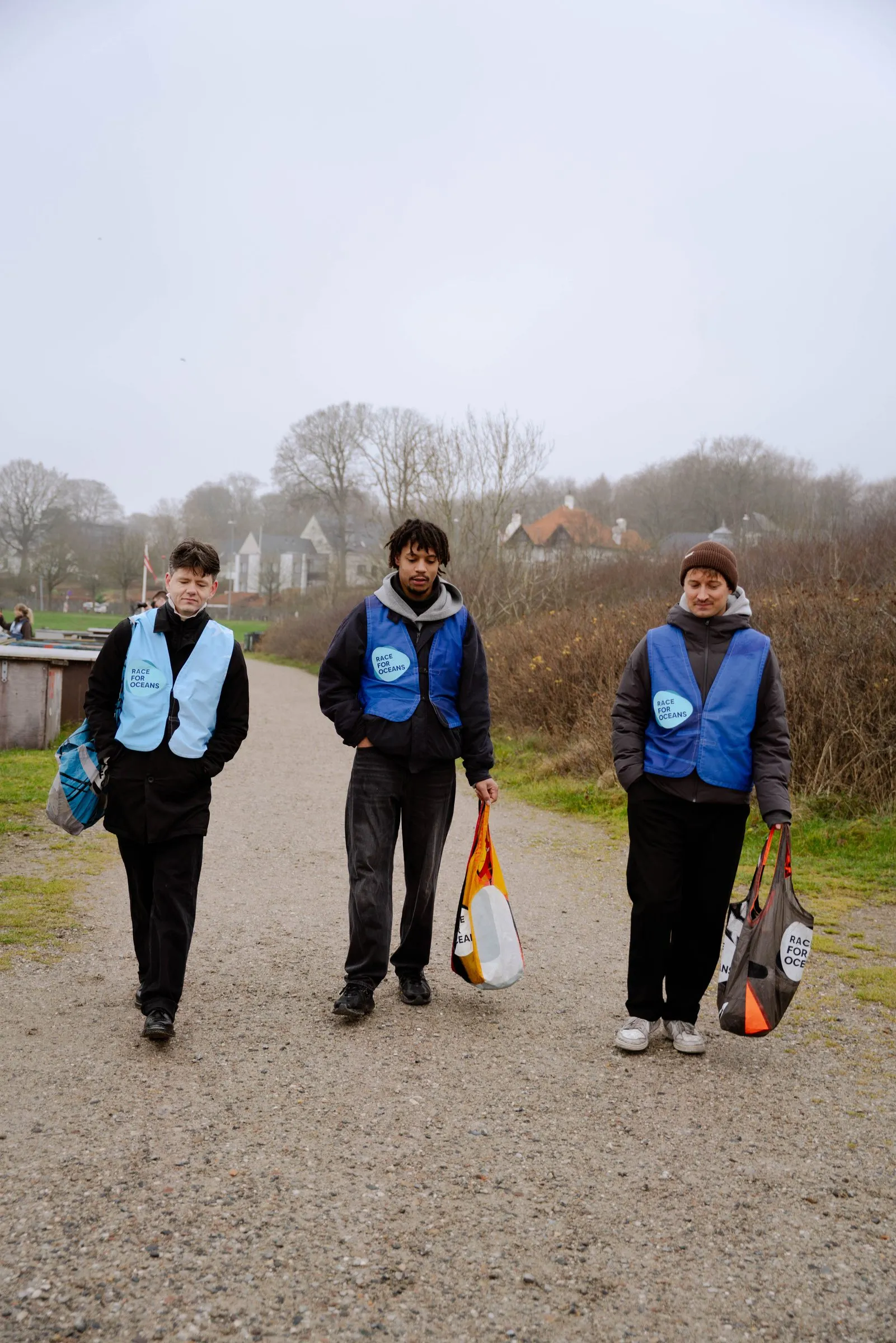 Race For Oceans — beach cleanup ved kysten, foto 1 af 6