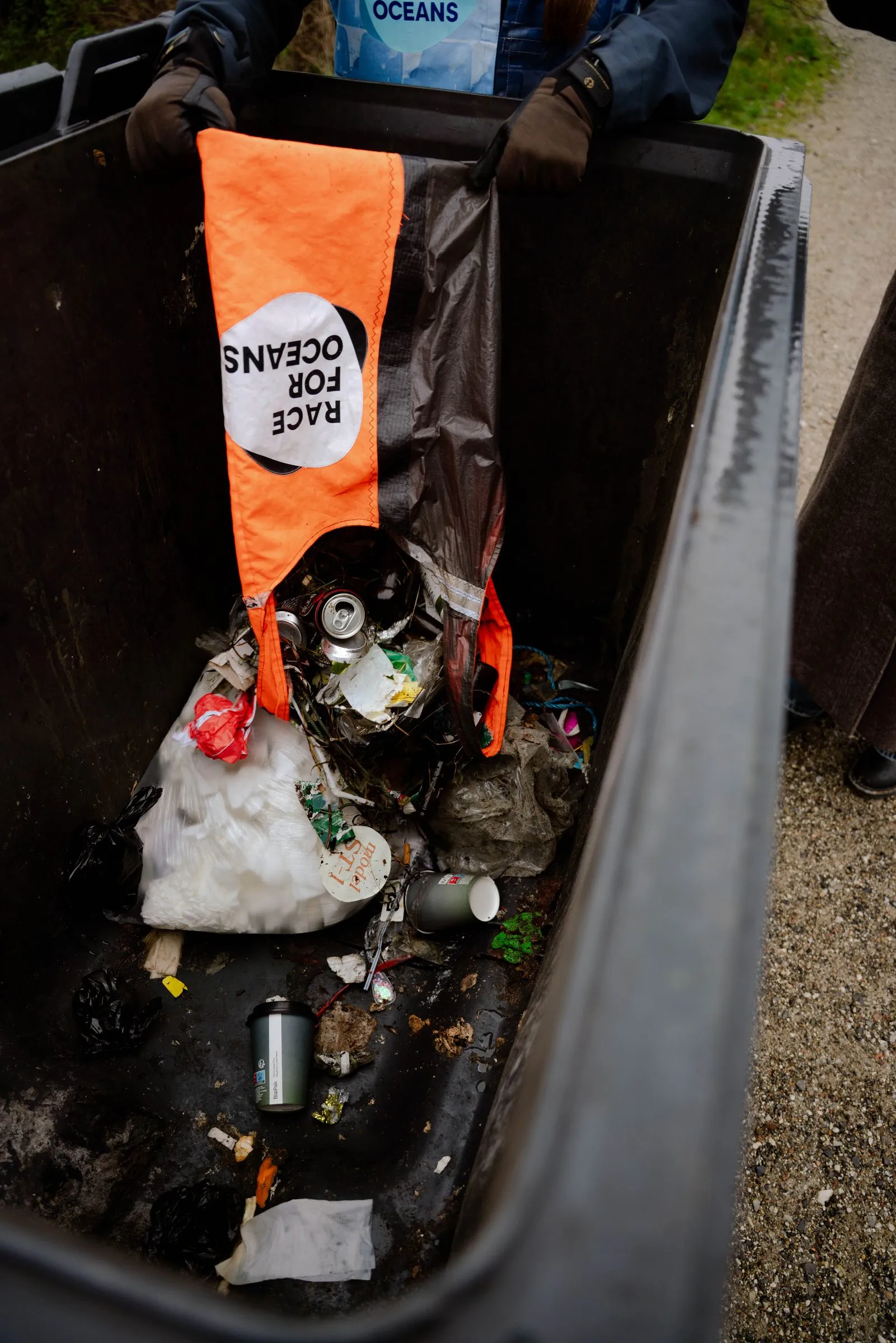 Race For Oceans — beach cleanup ved kysten, foto 2 af 6