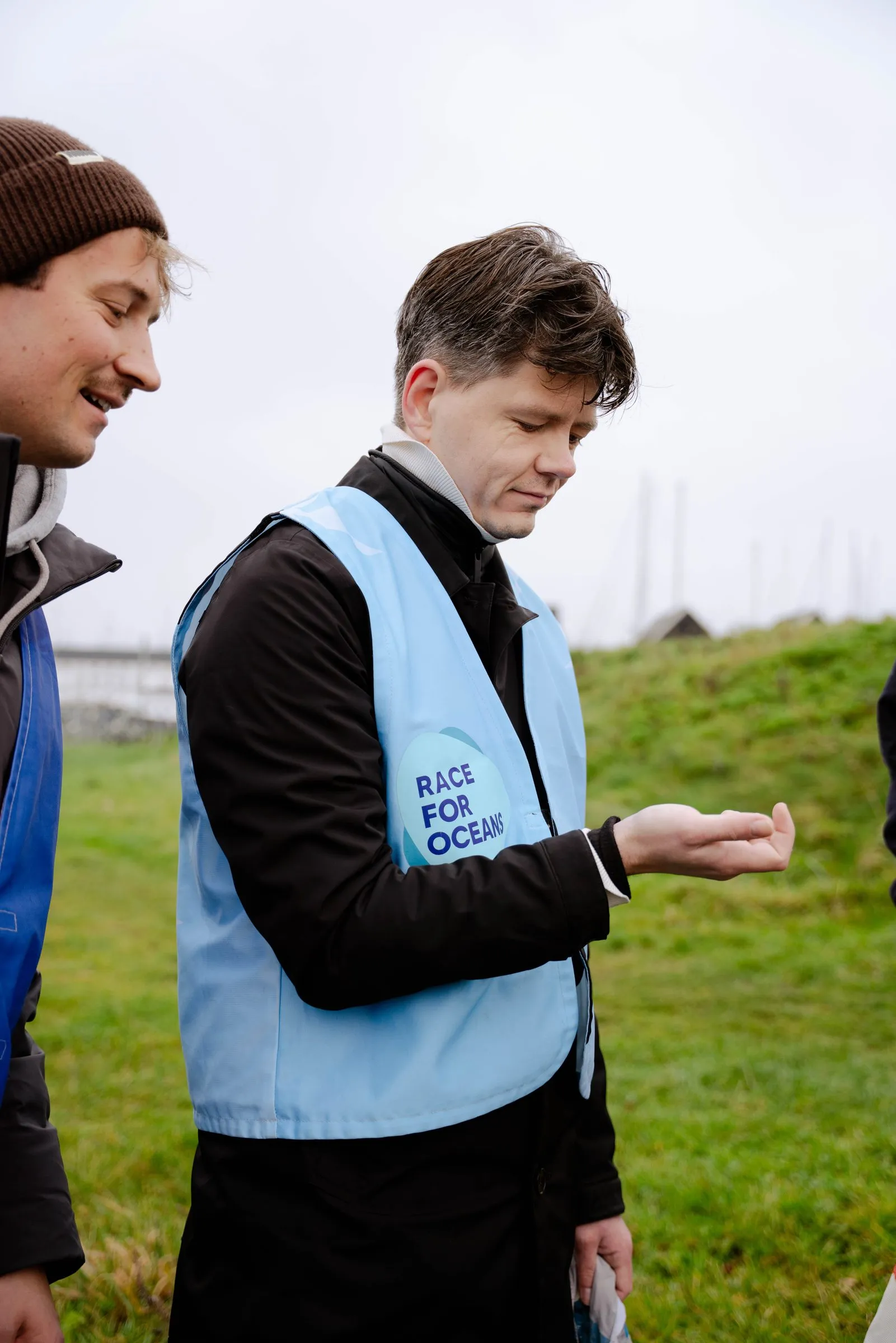 Race For Oceans — beach cleanup ved kysten, fotograferet af Lasse Blom Nielsen